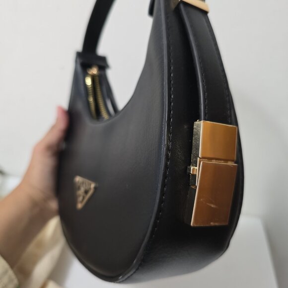 Black Leather crescent hobo arque bag - Picture 5 of 7